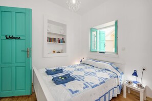 Tabla de planchar con plancha, wifi y ropa de cama 