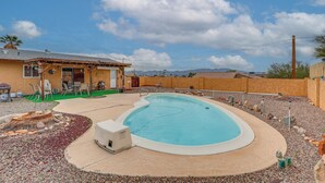 A swimming pool with a stone border, a covered patio, and a view of mountains. - Pool & Patio! Mod Desert Digs Near Lake Havasu (Lake Havasu City)