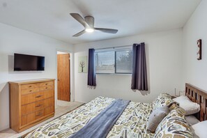 House (3 Bedrooms) | Interior - Pool & Patio! Mod Desert Digs Near Lake Havasu (Lake Havasu City)