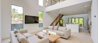 3 Mi to Naples Beach: Chic Group Getaway w/ Pools!