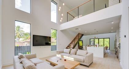 3 Mi to Naples Beach: Chic Group Getaway w/ Pools!