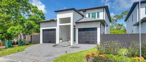 บ้านพัก (Multiple Bedrooms) | ด้านหน้าที่พัก