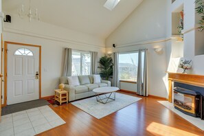Interior - Seaside Eureka Vacation Rental w/ Bay Views! (Eureka)