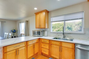 Interior - Seaside Eureka Vacation Rental w/ Bay Views! (Eureka)