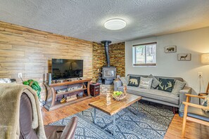 House (2 Bedrooms) | Interior - < 1 Mi to Grindstone Lake! All-season Family Haven (Ruidoso)