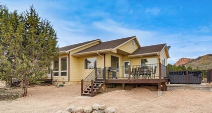 Viewing Deck! Scenic Tropic Sanctuary w/ Hot Tub