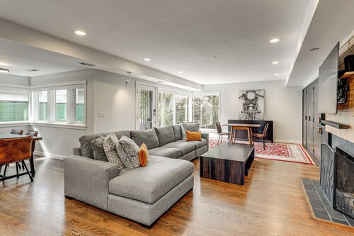 Modern Broadway Luxury: Spacious Seattle Home!