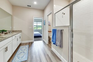 Une salle de bain moderne équipée d’une douche, de toilettes et d’un lavabo.