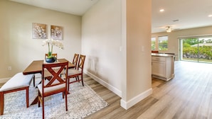 A dining area with a wooden table, chairs, a bench, and a decorative vase. - Home < 1-mi Walk to Warm Mineral Springs Park! (North Port)