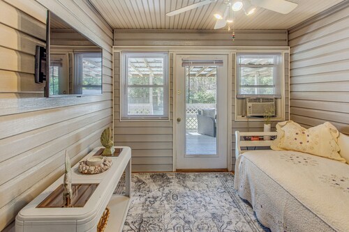 Coastal Retreat in Hampstead + Private Deck & Yard