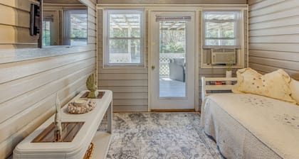 Coastal Retreat in Hampstead + Private Deck & Yard