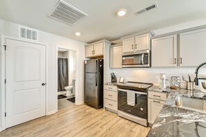 Interior - 3 Mi to Uptown Charlotte! Apt in Historic District (Charlotte)