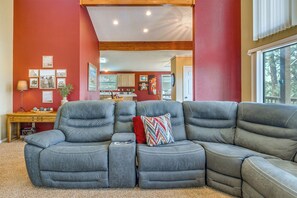 A sectional sofa with a recliner, a wooden desk, and framed pictures on the wall. - 1 Mi to Alto Lake! All-season Base w/ Mtn Views (Alto)