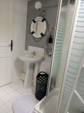Shower, hair dryer, towels, soap - Cosy country house, fireplace - 6 pers. (Mégrit)