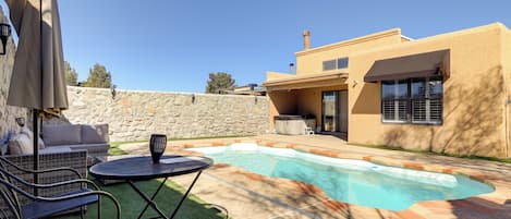 Vista frontal de la propiedad
