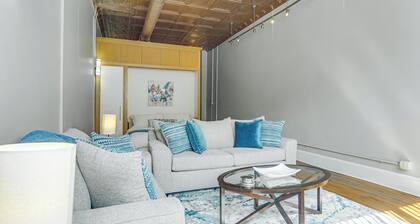 Stylish Downtown Loft: Rooftop Patio + 2 King Beds