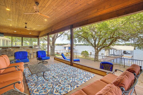 The Bluewater Bungalow - Luxe Cedar Creek Lake Gem