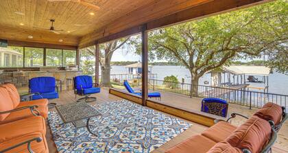 The Bluewater Bungalow - Luxe Cedar Creek Lake Gem