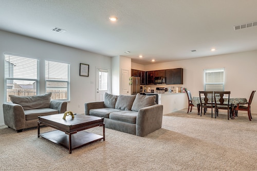 Spacious & Pet Friendly! Hill Country Home Base