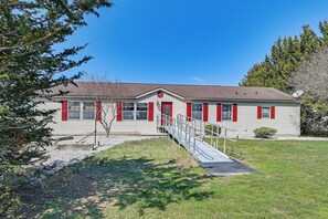 House (3 Bedrooms) | Interior - History & Nature Hub! Family Gem in Fayetteville (Fayetteville)