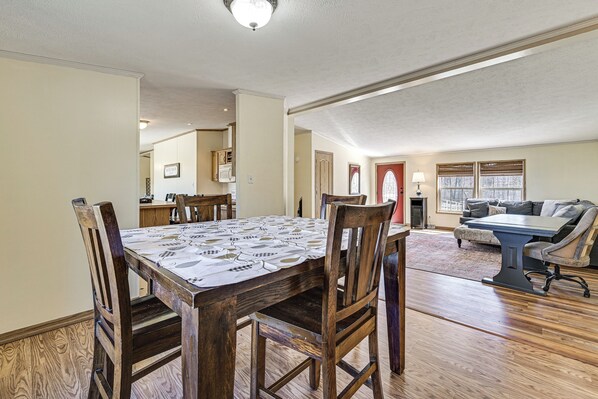 House (3 Bedrooms) | Interior - History & Nature Hub! Family Gem in Fayetteville (Fayetteville)