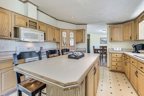 House (3 Bedrooms) | Interior - History & Nature Hub! Family Gem in Fayetteville (Fayetteville)