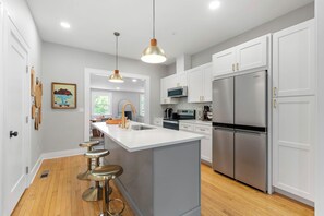 Fridge, microwave, oven, stovetop - Relax in comfort in this stylish Midtown home! (Tallahassee)