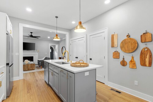 Relax in comfort in this stylish Midtown home!
