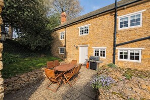 Outdoor dining - *Newly renovated* Cosy Farm Cottage (3 bed, 3 bath) (Newnham)