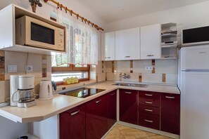 Private kitchen - Vrbo Property (Mali Lošinj)