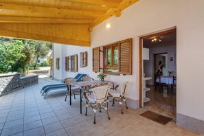 Outdoor dining - Vrbo Property (Mali Lošinj)