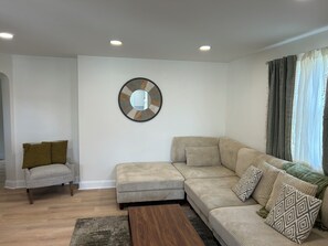 Living area - Pittsburgh House With Yard! (Pittsburgh)