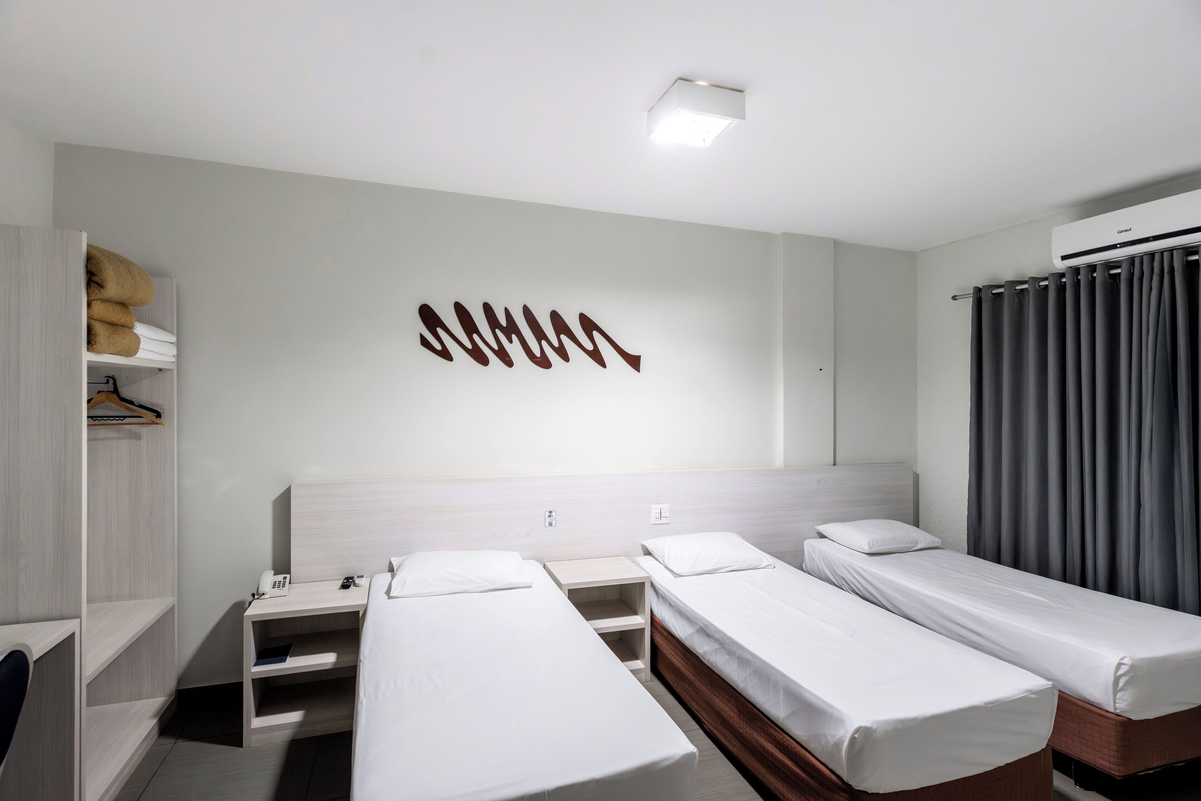 Deluxe Triple Room | Desk, laptop workspace, free WiFi, bed sheets