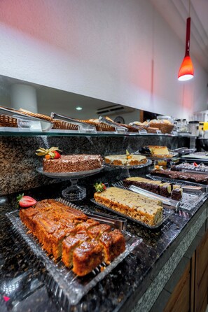 Free daily buffet breakfast - ROMAS HOTEL (Umuarama)
