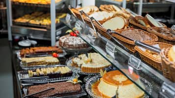 Café da manhã com buffet grátis todos os dias
