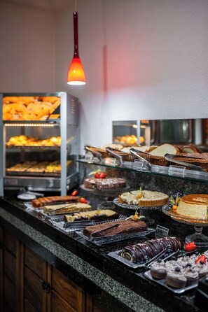 Free daily buffet breakfast - ROMAS HOTEL (Umuarama)