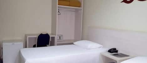 Escritorio, espacio para trabajar con laptop y wifi gratis