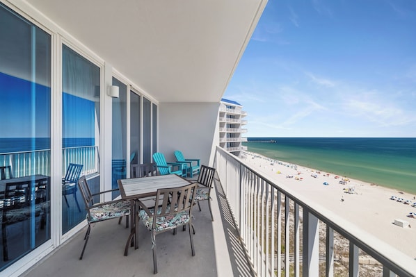 Outdoor dining - Lighthouse 1009 by Liquid Life (Gulf Shores)