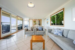 TV - Beachfront Cottage Mollymook (Mollymook Beach)