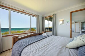 WiFi, bed sheets - Beachfront Cottage Mollymook (Mollymook Beach)