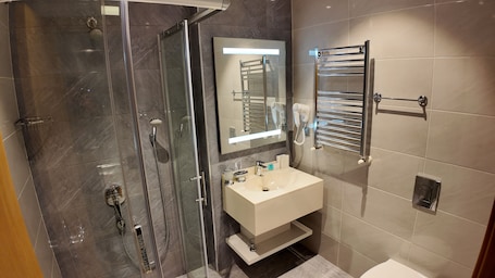 Superior Double or Twin Room | Bathroom. Naftalan Central Wellness Resort