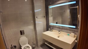 Kamar Double Superior, balkon, pemandangan gunung | Kamar mandi | Shower, perlengkapan mandi gratis, sandal, dan sabun