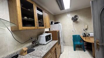 Deluxe Apartment, 3 Bedrooms, Private Bathroom, River View | Private kitchen