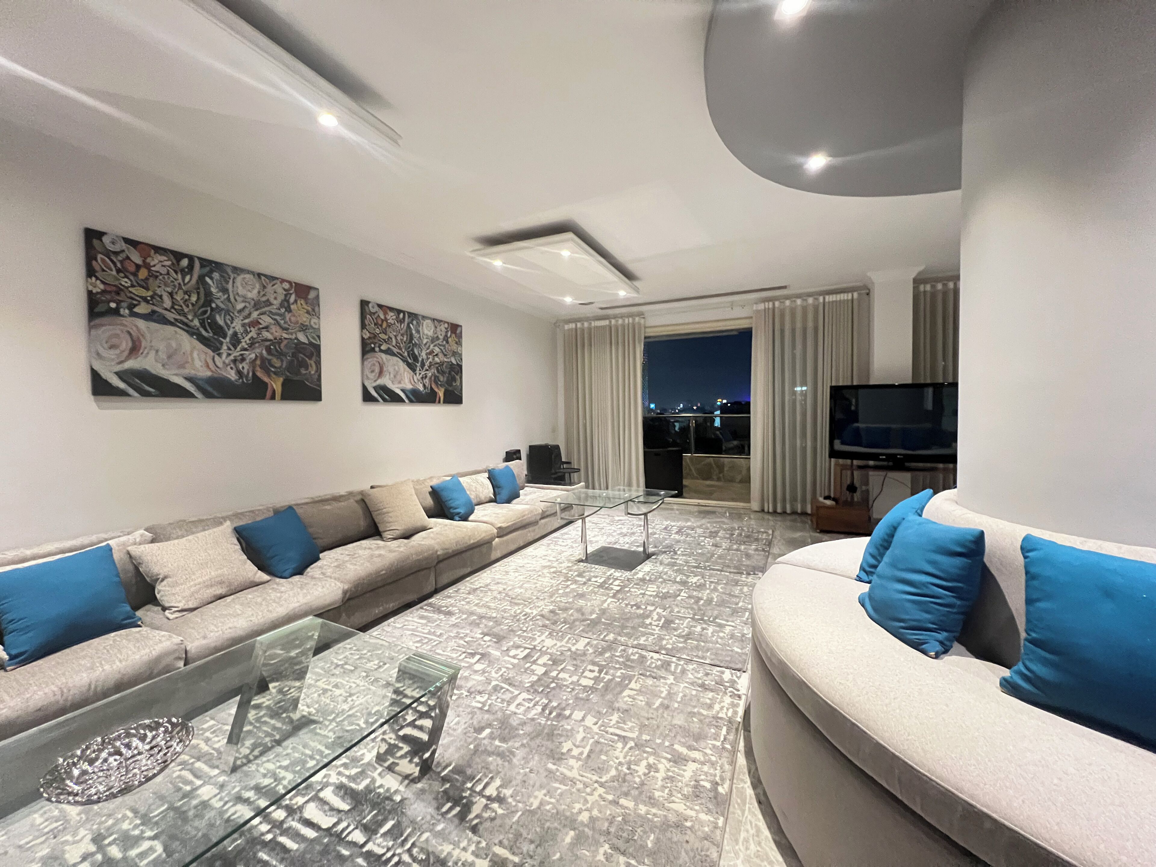 Deluxe Apartment, 3 Bedrooms, Private Bathroom, River View | Living area