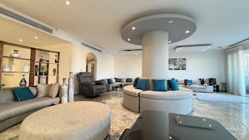 Deluxe Apartment, 3 Bedrooms, Private Bathroom, River View | Living area