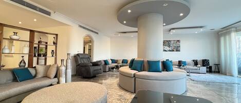 Deluxe Apartment, 3 Bedrooms, Private Bathroom, River View | Living area