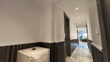 Deluxe Apartment, 3 Bedrooms, Private Bathroom, River View | Interior