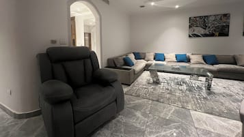 Deluxe Apartment, 3 Bedrooms, Private Bathroom, River View | Living area