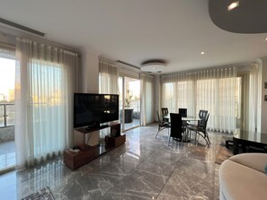 华丽公寓, 3 间卧室, 私人浴室, 河景 | 起居区