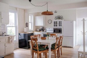 Fridge, microwave, oven, stovetop - The Wagwell - Pet Friendly in Wellington (Prince Edward County)